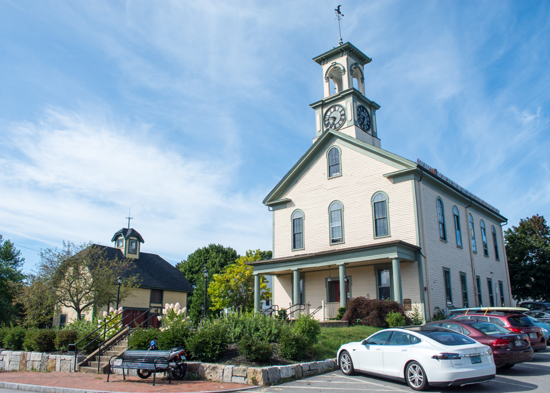 Colonialera Stroll in Portsmouth, NH Flying Fourchette