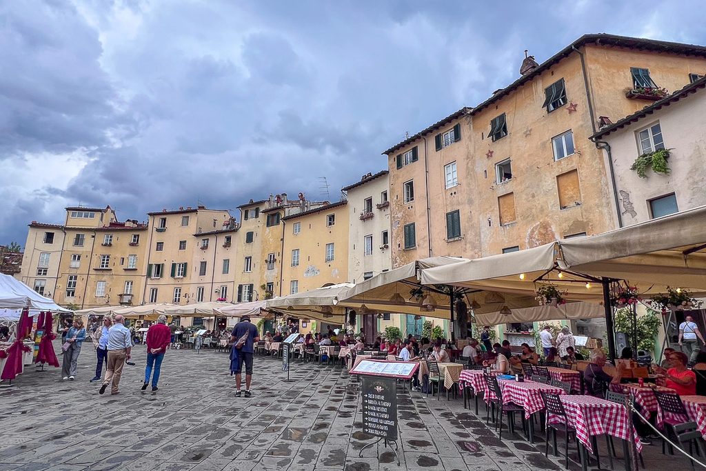 Piazza dell'Anfiteatro in Lucca